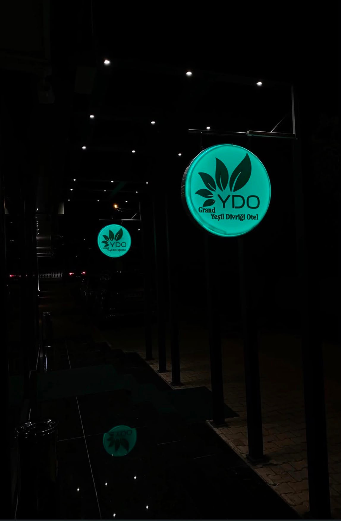 Otel Tabelası — Gece